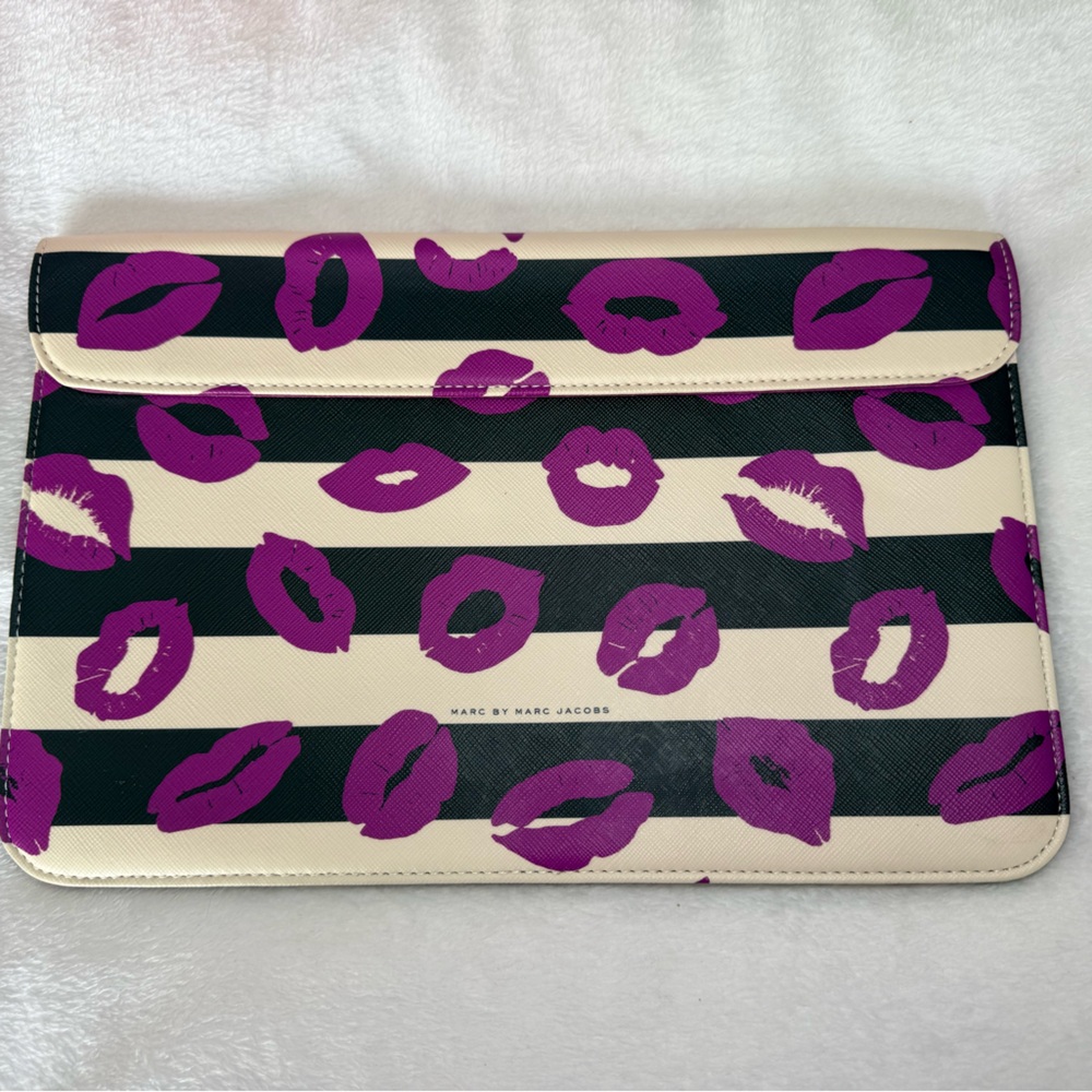 Marc by Marc Jacobs InCase EAZY LIPS
Tech iPad Case Clutch Y2K 2000's Kisses